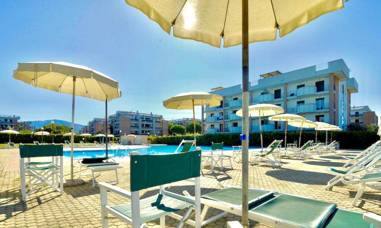 Isa-Apartments 4 Beds In Residence With Swimming-Pool In San Vincenzo, Just 600 Meters From The Sea Exterior foto