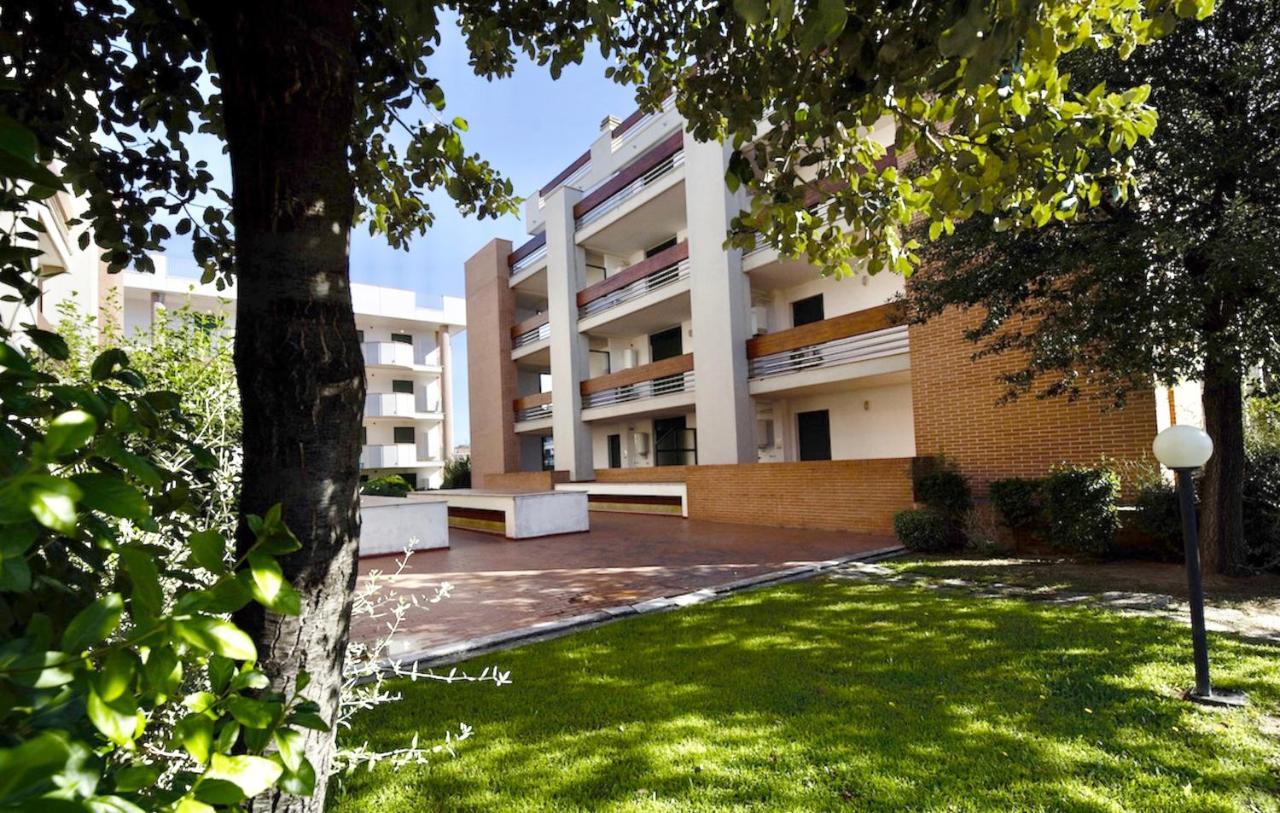 Isa-Apartments 4 Beds In Residence With Swimming-Pool In San Vincenzo, Just 600 Meters From The Sea Exterior foto